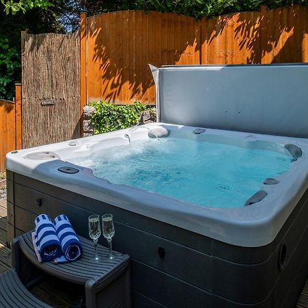 The Coachhouse - Cottage With Private Hot Tub Colwyn Bay Exterior photo