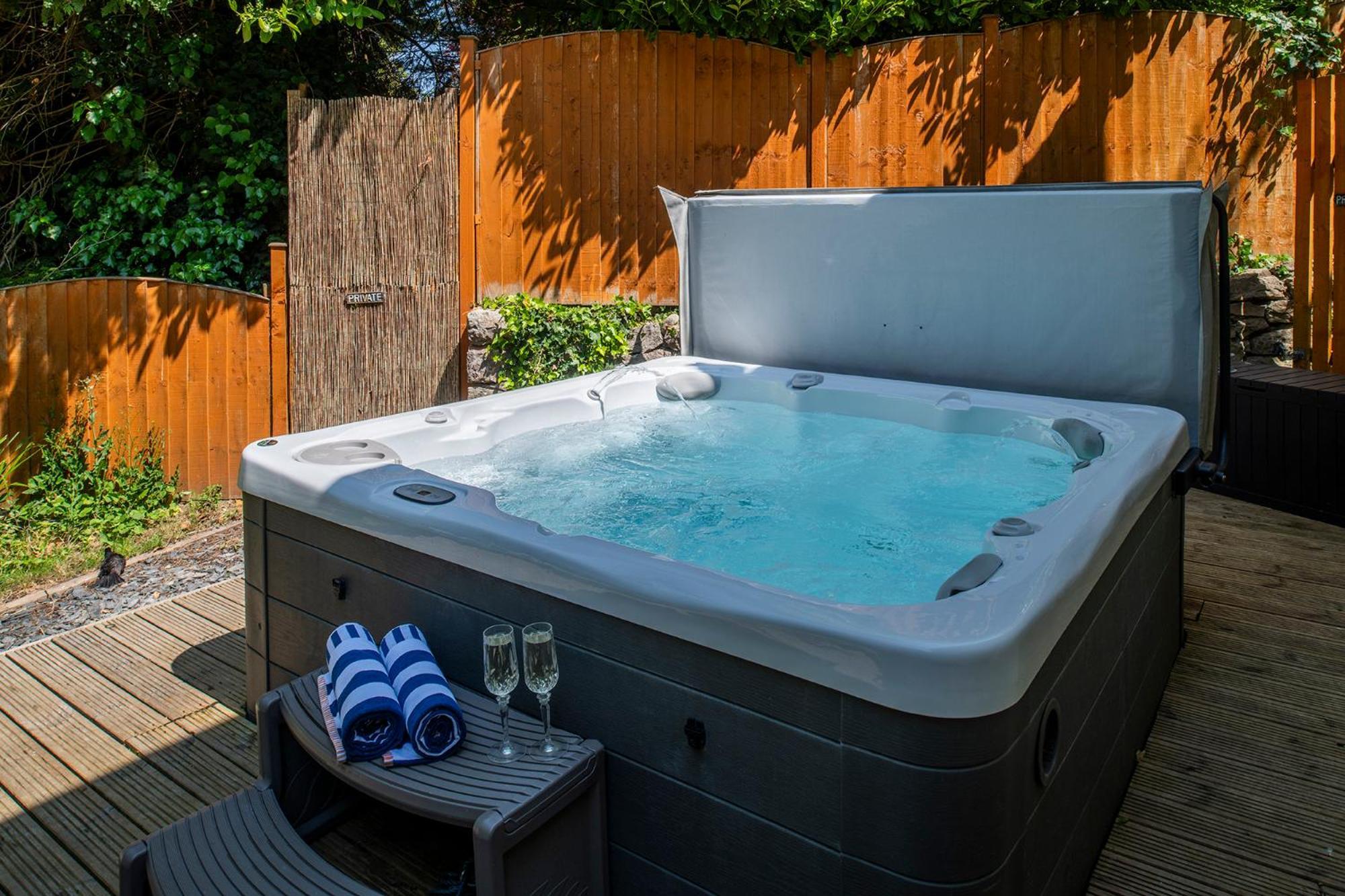 The Coachhouse - Cottage With Private Hot Tub Colwyn Bay Exterior photo