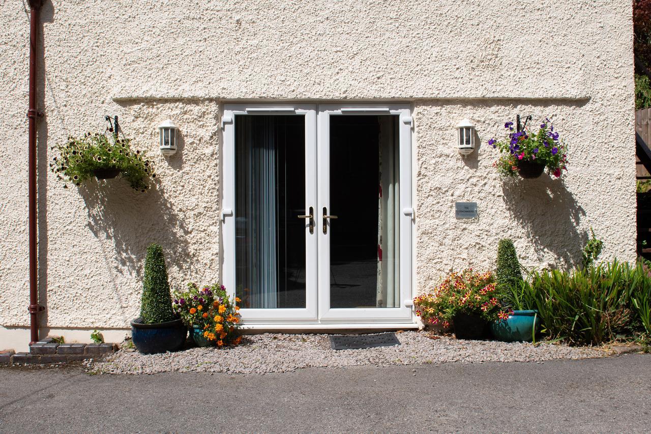 The Coachhouse - Cottage With Private Hot Tub Colwyn Bay Exterior photo